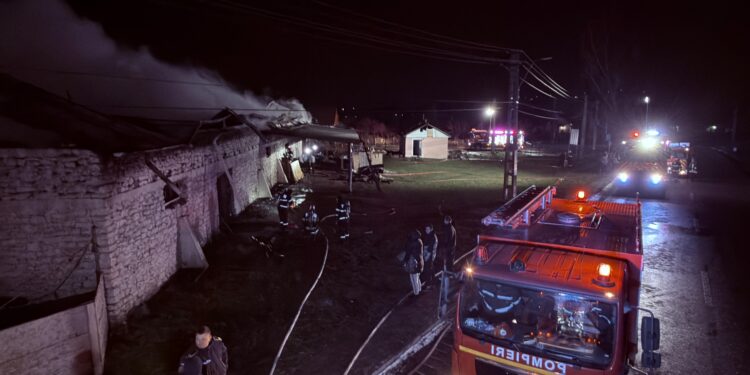 Depozit, service auto și vopsitorie, mistuite de un incendiu violent. Panică, fum dens și pericol de explozie FOTO & VIDEO