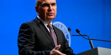 Lovitură dură pentru administrația publică! Statul strânge cureaua, taie posturi și taxează construcțiile ilegale