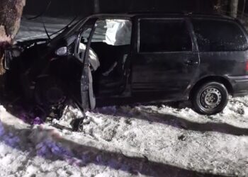 ACCIDENT TERIBIL LA PĂDURENI! ȘAPTE OAMENI DUȘI DE URGENȚĂ LA SPITAL DUPĂ CE MAȘINA S-A IZBIT DE UN COPAC