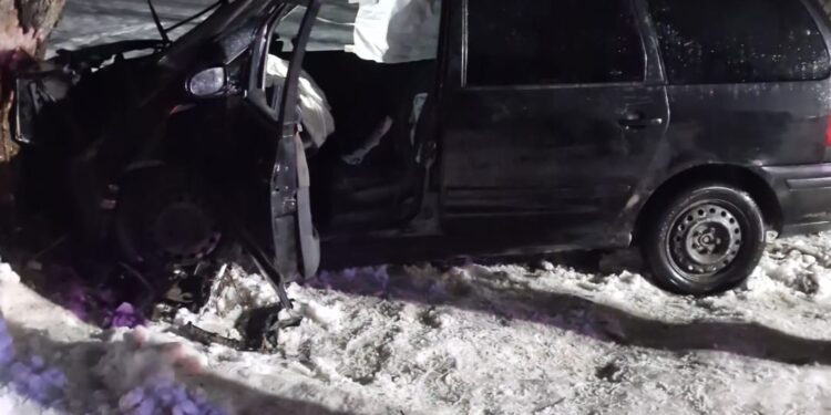 ACCIDENT TERIBIL LA PĂDURENI! ȘAPTE OAMENI DUȘI DE URGENȚĂ LA SPITAL DUPĂ CE MAȘINA S-A IZBIT DE UN COPAC