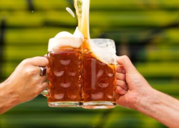 ȘTIAȚI CĂ? De ce ciocnim paharele înainte de a bea: un gest de prietenie născut din frică de moarte