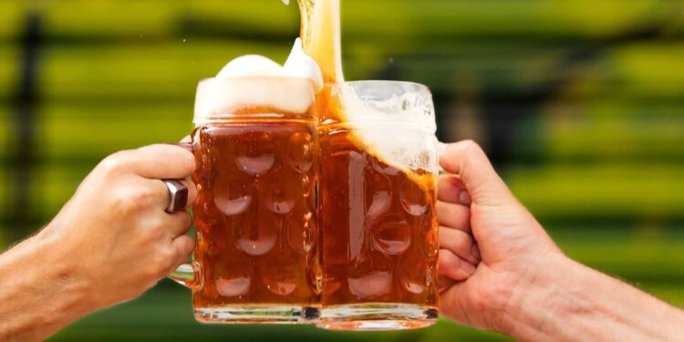 ȘTIAȚI CĂ? De ce ciocnim paharele înainte de a bea: un gest de prietenie născut din frică de moarte