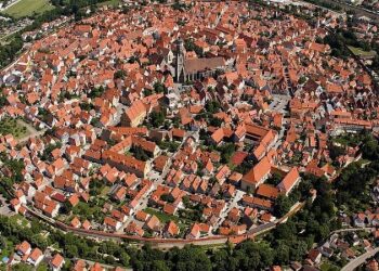 Orașul unde oamenii trăiesc PE O COMOARĂ COSMICĂ de 72.000 de tone!