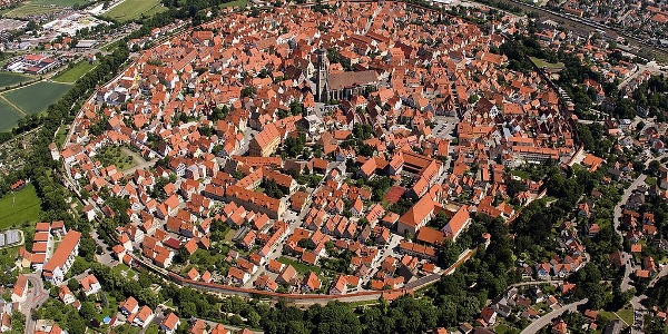 Orașul unde oamenii trăiesc PE O COMOARĂ COSMICĂ de 72.000 de tone!