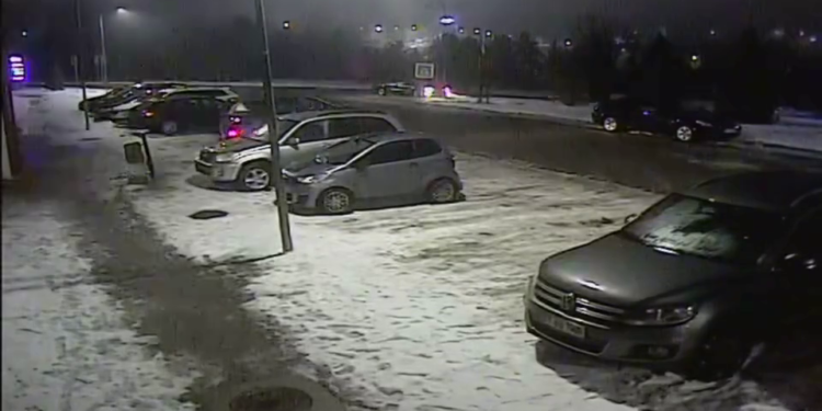 Șofer-fantomă în Parcul Cornișa! A rupt un stâlp cu mașina și a fugit în ceață VIDEO