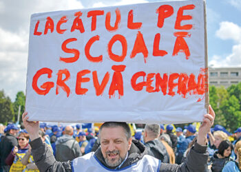 Mii de profesori ies în stradă și pun presiune pe Guvern: „Nu ne mai tăiați drepturile!”