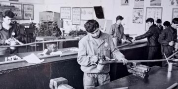 Știați că, în școlile profesionale, elevii învățau zile întregi doar cum să ascută corect o sculă?