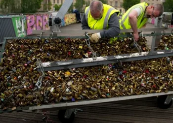 Parisul a tăiat „lacătele iubirii” de pe Podul Artelor după ce 45 de tone de metal au pus în pericol structura