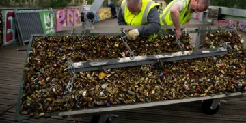 Parisul a tăiat „lacătele iubirii” de pe Podul Artelor după ce 45 de tone de metal au pus în pericol structura