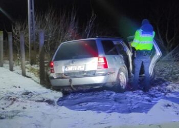 Șofer beat, cu 83 km/h prin localitate, oprit după ce a intrat cu mașina în gard și a fugit pe câmp