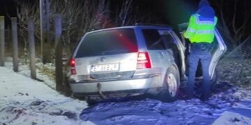 Șofer beat, cu 83 km/h prin localitate, oprit după ce a intrat cu mașina în gard și a fugit pe câmp