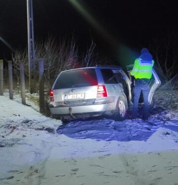 Șofer beat, cu 83 km/h prin localitate, oprit după ce a intrat cu mașina în gard și a fugit pe câmp