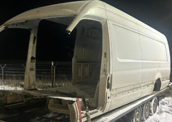 Caroserie de microbuz furată din Germania, descoperită la Racovăț