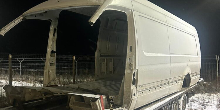 Caroserie de microbuz furată din Germania, descoperită la Racovăț