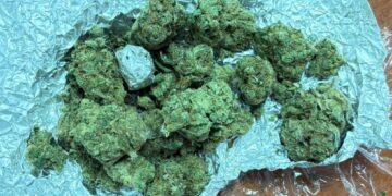 Prinși cu droguri la plimbare prin oraș. Doi bărbați ridicați de jandarmi în Botoșani, substanțe suspecte confiscate și dosare penale pe loc