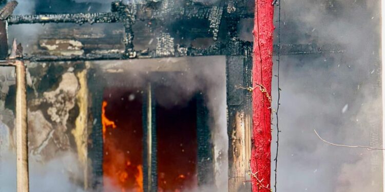 Casă mistuită de flăcări pe strada Ion Creangă din Botoșani. Proprietarul, transportat la spital