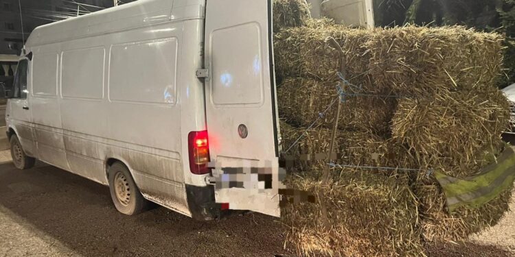 Lemne ascunse sub baloți de paie! Tânăr prins în trafic cu „marfă” fără acte, pe Calea Națională