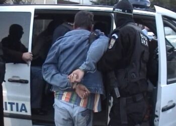 Traficant de droguri de mare risc, condamnat la ani grei de închisoare, săltat de polițiști direct de acasă