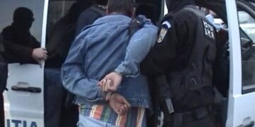 Traficant de droguri de mare risc, condamnat la ani grei de închisoare, săltat de polițiști direct de acasă