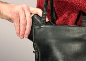 Portofel furat, card golit și percheziții la Botoșani. Două persoane reținute într-un dosar de furt și fraude bancare