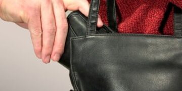 Portofel furat, card golit și percheziții la Botoșani. Două persoane reținute într-un dosar de furt și fraude bancare