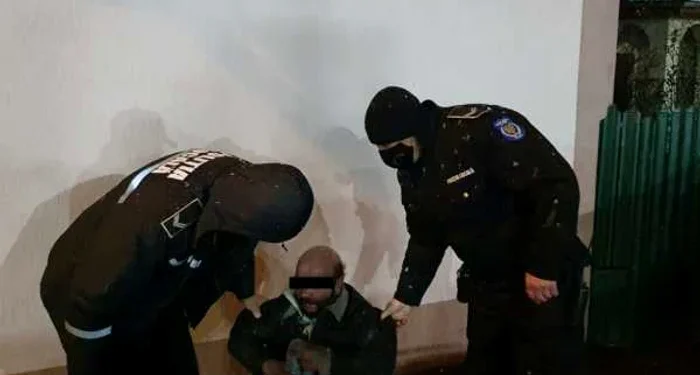 Gerul face victime pe străzile Botoșaniului! Bărbat fără adăpost, găsit în stare gravă și salvat în ultima clipă de polițiști