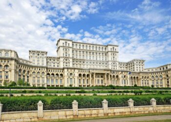 Știați că Palatul Parlamentului chiar se scufundă? Colosul de 4 milioane de tone apasă pământul Bucureștiului an de an