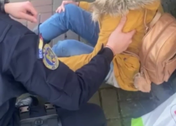 O tânără s-a prăbușit pe trotuar, sub privirile trecătorilor. VIDEO