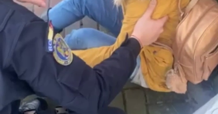 O tânără s-a prăbușit pe trotuar, sub privirile trecătorilor. VIDEO