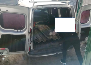 Deșeuri periculoase aruncate la tomberon. Amendă de 2.000 de lei după ce doi bărbați au fost surprinși de camerele de supraveghere