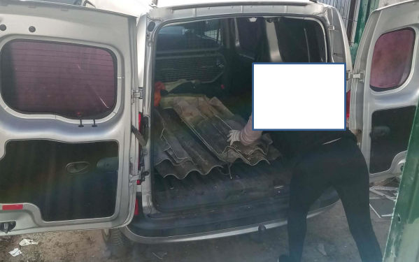 Deșeuri periculoase aruncate la tomberon. Amendă de 2.000 de lei după ce doi bărbați au fost surprinși de camerele de supraveghere