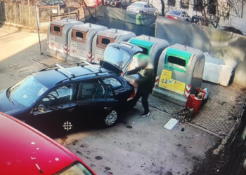 Surprins de camere în timp ce arunca gunoaie lângă tomberoane. Bărbat din Botoșani, în vizorul Poliției Locale