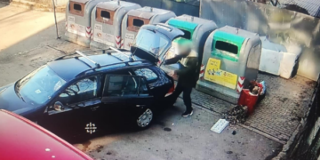 Surprins de camere în timp ce arunca gunoaie lângă tomberoane. Bărbat din Botoșani, în vizorul Poliției Locale