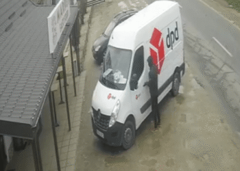 Tânăr săltat pentru furt din mașina unui curier – colete dispărute ca în filme