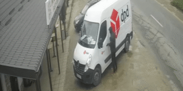 Tânăr săltat pentru furt din mașina unui curier – colete dispărute ca în filme