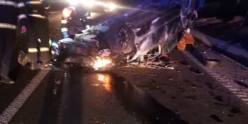 Mașină răsturnată pe cupolă la Zăicești. Șofer rănit după un accident spectaculos