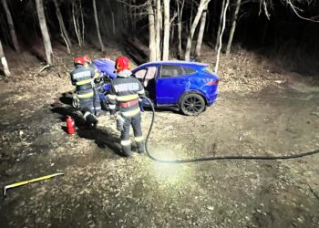 Accident în miez de noapte la Vârfu Câmpului. Un autoturism a ajuns în afara carosabilului, pompierii au intervenit de urgență