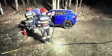 Accident în miez de noapte la Vârfu Câmpului. Un autoturism a ajuns în afara carosabilului, pompierii au intervenit de urgență