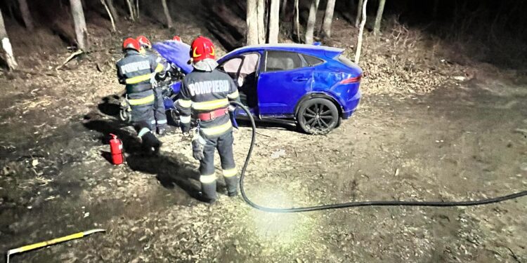 Accident în miez de noapte la Vârfu Câmpului. Un autoturism a ajuns în afara carosabilului, pompierii au intervenit de urgență