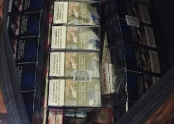 ȚIGĂRI DE CONTRABANDĂ VÂNDUTE ÎN PLINĂ ZI ÎN PIAȚA CENTRALĂ DIN BOTOȘANI. JANDARMII AU CONFISCAT 150 DE PACHETE