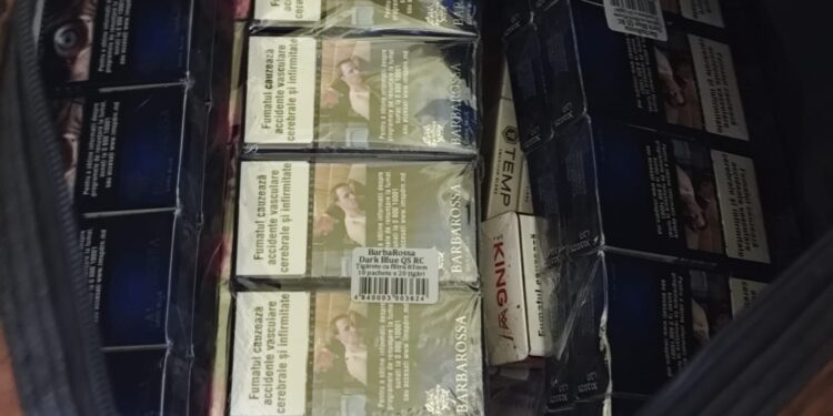 ȚIGĂRI DE CONTRABANDĂ VÂNDUTE ÎN PLINĂ ZI ÎN PIAȚA CENTRALĂ DIN BOTOȘANI. JANDARMII AU CONFISCAT 150 DE PACHETE