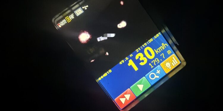 Teribilism la volan: prins cu 130 km/h în localitate! Tânăr de 23 de ani, lăsat fără permis după o cursă nebună