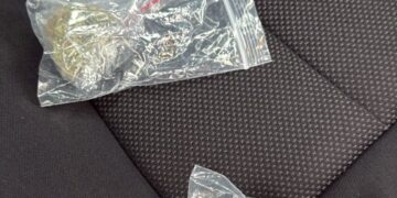 Descoperire șoc în trafic, la Botoșani: plicuri suspecte găsite într-o mașină oprită de polițiști