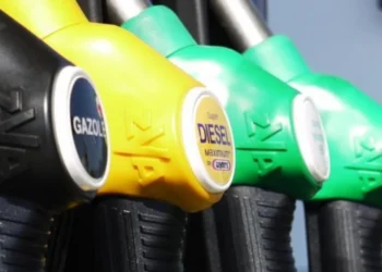 Explozie pe piețele energetice: petrolul sare spre 80 de dolari, iar scumpirile bat la ușa șoferilor români