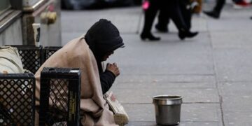 „Afacere” pe trotuar! Prinsă la cerșit, o femeie din Botoșani făcea bani mai rapid decât un specialist de top