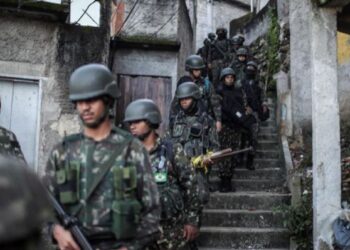 Raid sângeros în favele: lider temut al mafiei DROGURILOR, lichidat – autobuz incendiat și străzi în haos