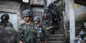 Raid sângeros în favele: lider temut al mafiei DROGURILOR, lichidat – autobuz incendiat și străzi în haos