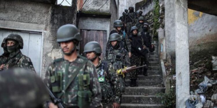 Raid sângeros în favele: lider temut al mafiei DROGURILOR, lichidat – autobuz incendiat și străzi în haos