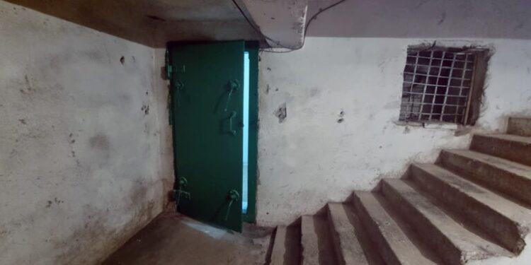 România, nepregătită pentru un posibil atac? Raport alarmant: doar 3% dintre români ar avea loc în adăposturi civile funcționale