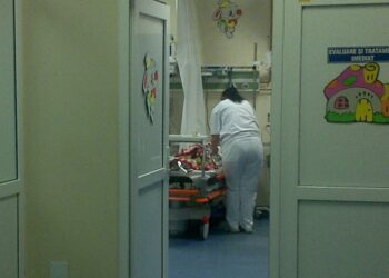 MOARTE FULGERĂTOARE ÎN SALA DE SPORT! Elev de 14 ani din Ipotești s-a prăbușit în timpul orei și a murit la spital